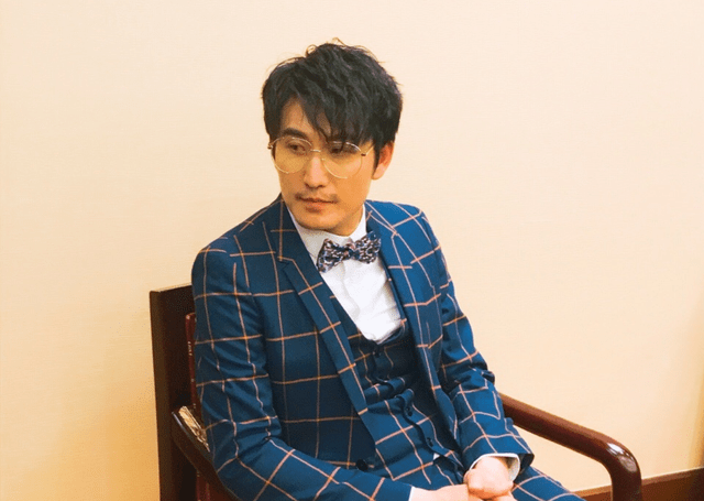 知名演员回家乡收割小麦,动作不太"专业",网友:"作秀"而已_马赫