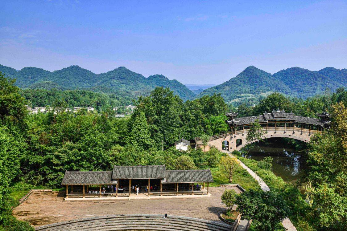 悦来古镇,位于成都大邑县境内,古镇内地形有平坝,丘陵,高山,是一个