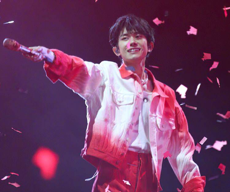 易烊千玺唱歌被粉丝接话 8670f35956c04838a6d56cd9f6c2dc85.jpeg