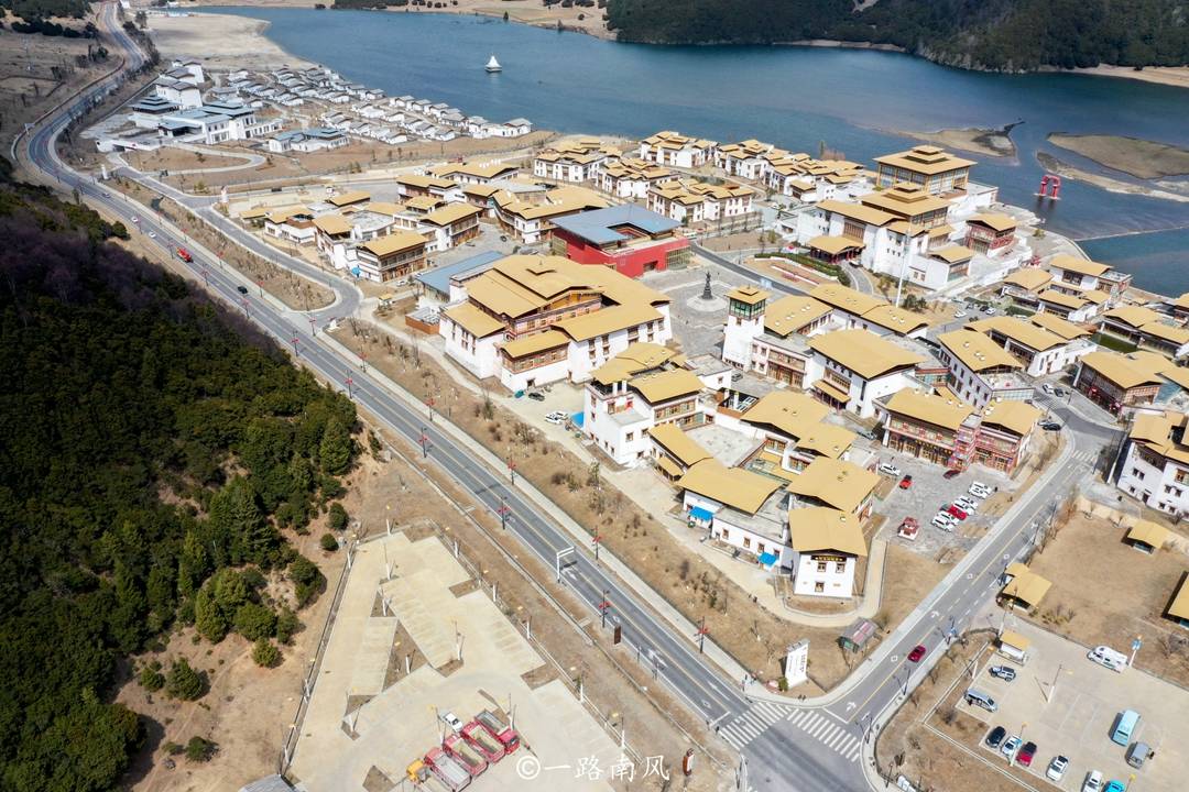 林芝免费的鲁朗小镇 雪山湖景美如画 游客特别少 旅游
