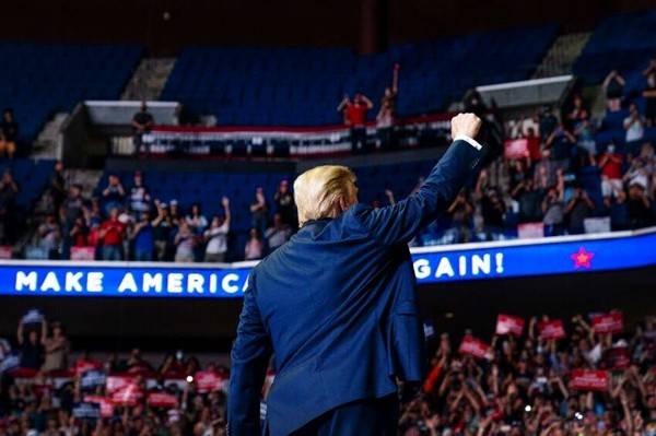 特朗普称两个月内复职记者给出肯定回答复职指的就是总统职位