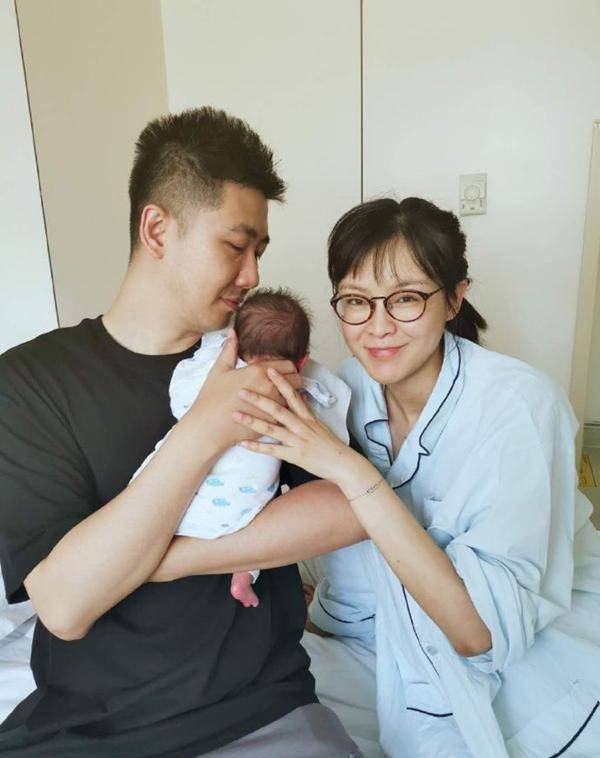 照片中,李艾经纪人兼老公张徐宁双手轻轻抱着新生儿,眼神温柔并用手