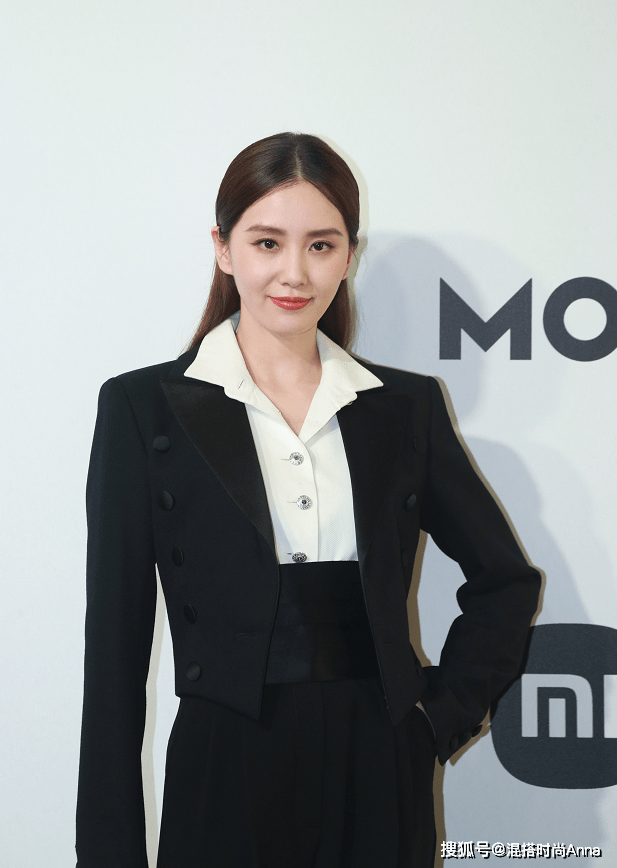 唐嫣扮酷上瘾穿蕾丝西装又酷又飒脚踩18cm高跟显得腿又细又直