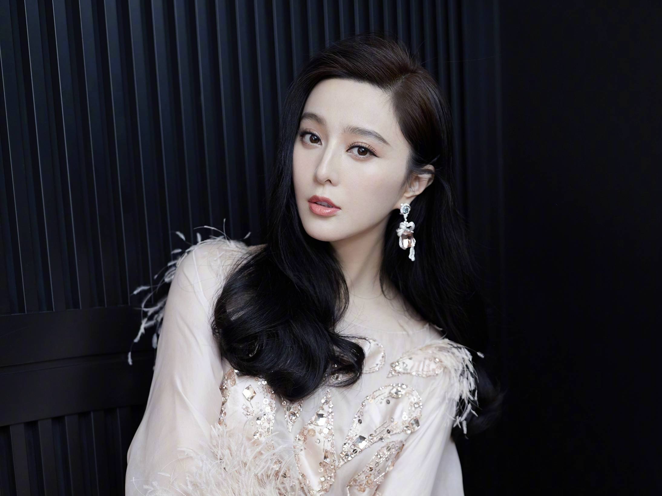 爱美神公司最初是由范冰冰成立的,但2020年下半年,范冰冰与母亲陆续