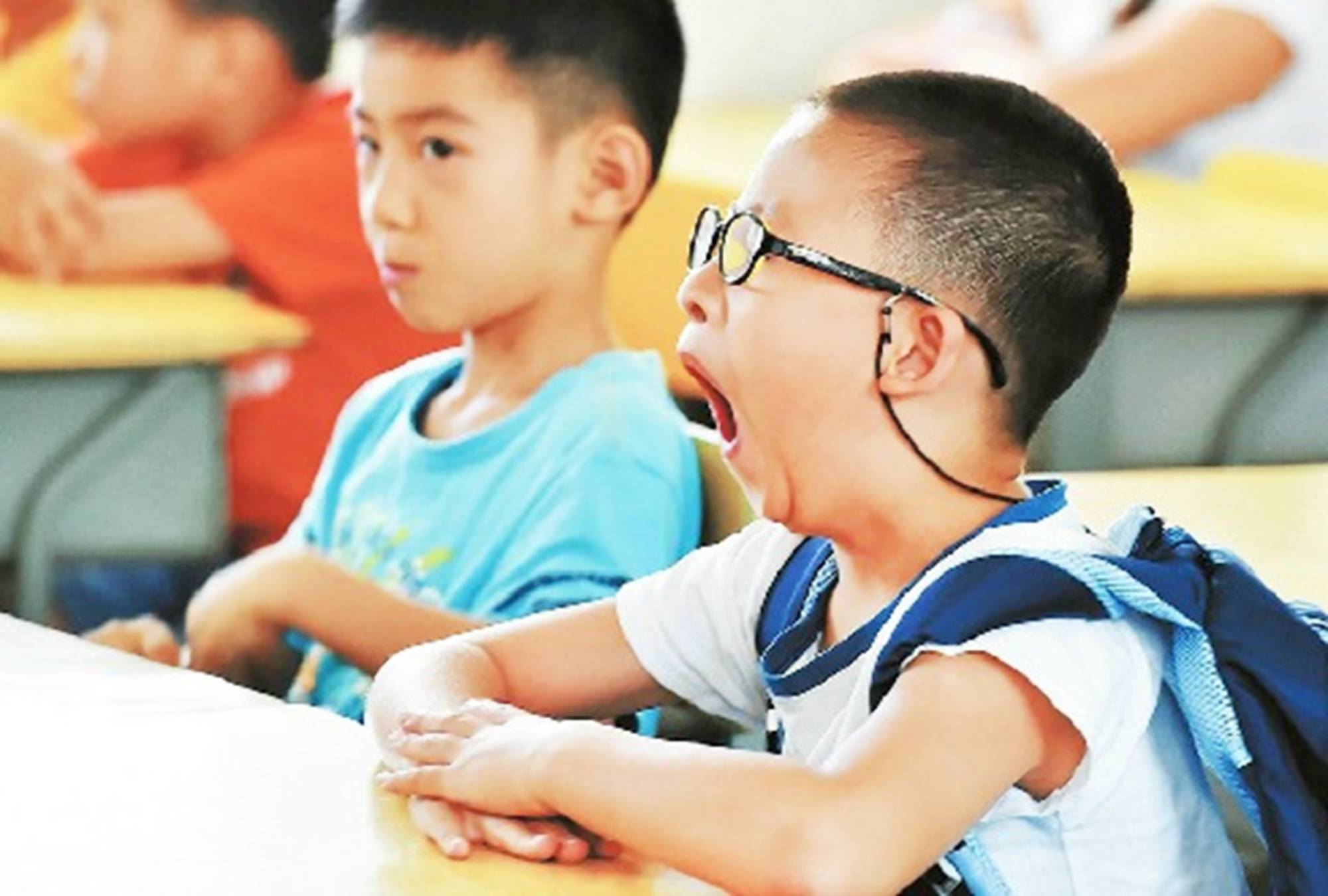 中小学生睡眠不足成困扰，教育部成“救星”，学生上课时间有变动_孩子