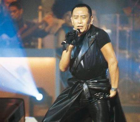 1985年的央视春晚,罗文还受邀请演唱了一首中国梦.