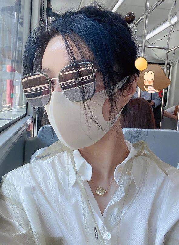 范冰冰坐机场大巴疯狂自拍车厢已坐满了乘客竟没有人认出她来