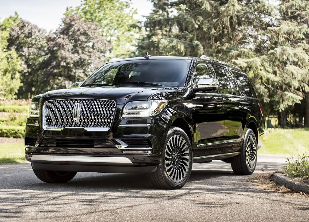 车身尺寸方面,领航员长轴版车身长度增加了304mm,轴距加长了20mm,让其