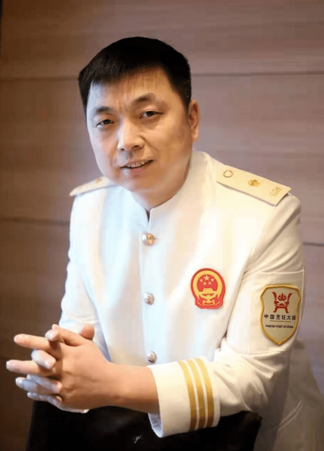 至今从学徒工做到中国注册烹饪大师,辽宁餐饮名厨的位置,其辛苦,执着