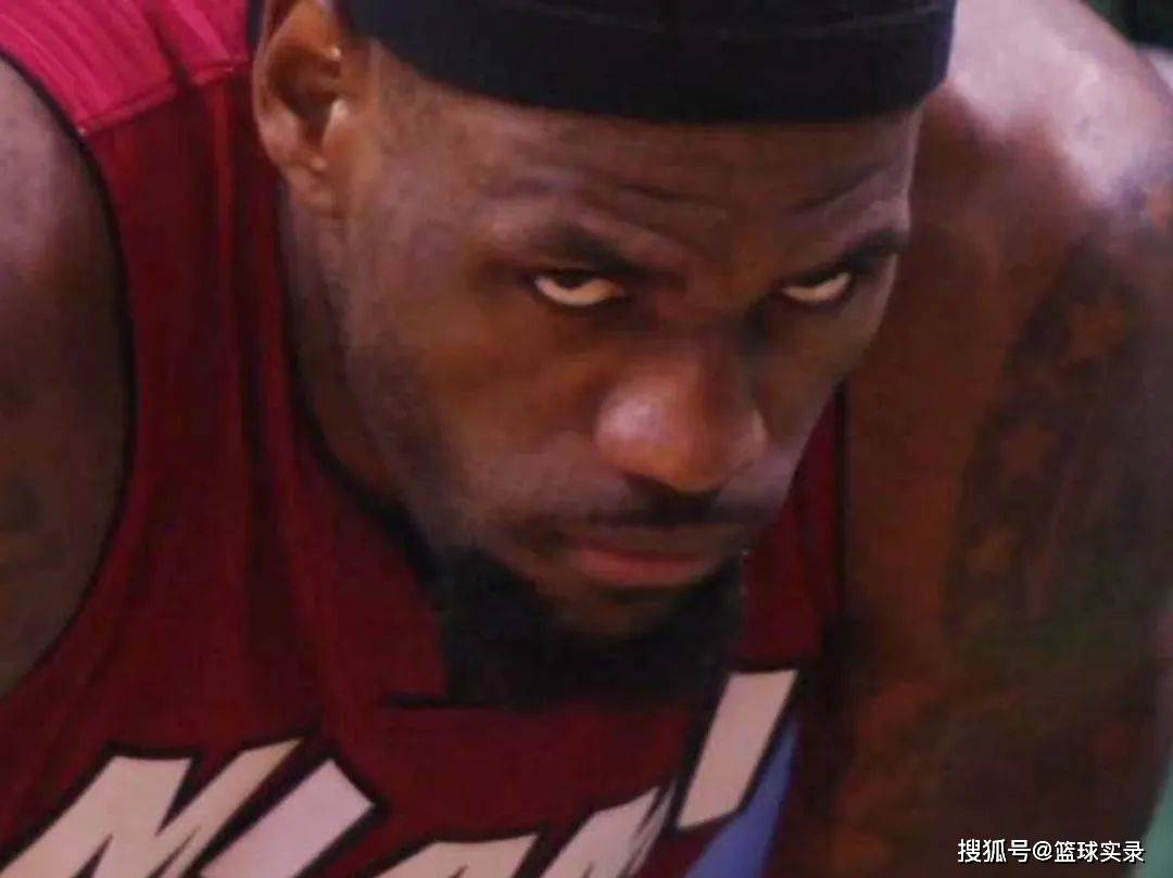 死亡之瞳!他把乔治拉出会场!这情况活久见!