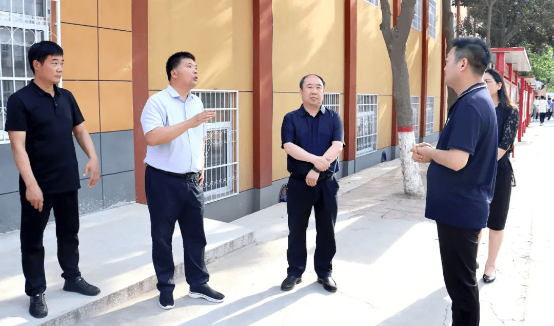 南阳市鸭河工区领导张智广带队检查中小学校园周边安全情况