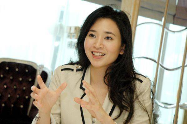 香港未来的女首富,一人控制了8家上市公司,如今却跟宗馥莉一样_罗宝文