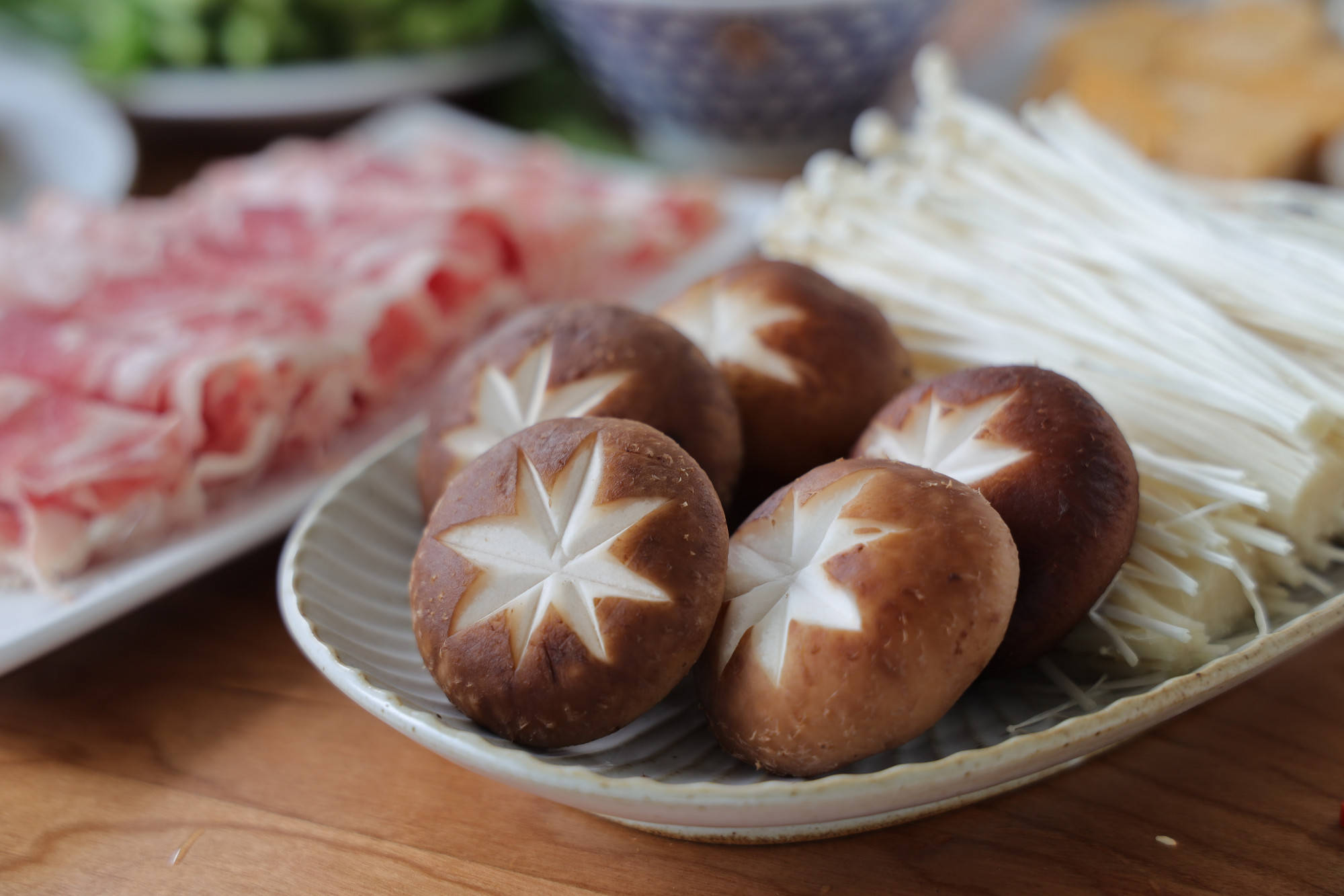 制作方法:制作配料:羊肉卷 香菇 金针菇 茼蒿 火锅材料 清汤底料1包