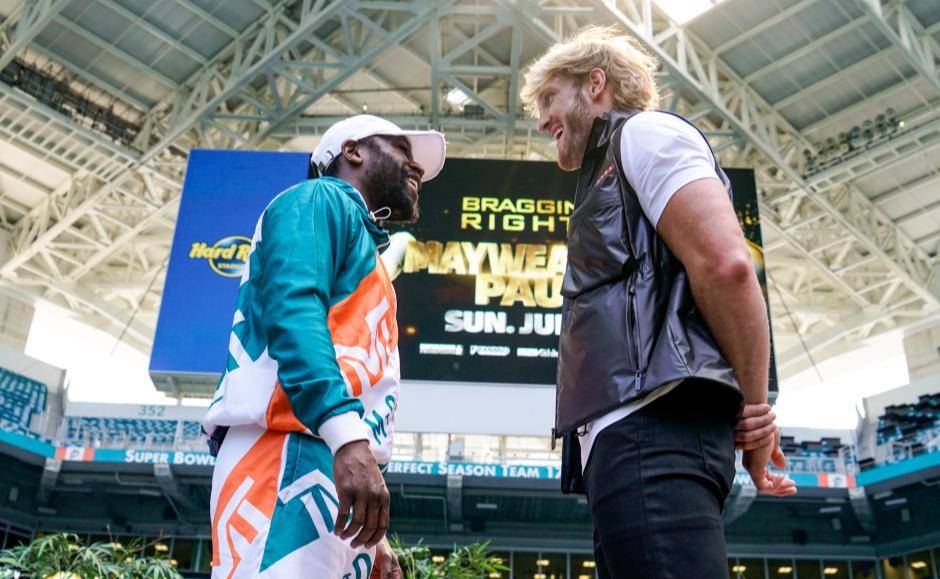 洛根 保罗在75秒对视中处于下风 面对拳王梅威瑟他显得局促不安 比赛