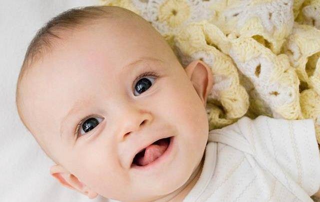 母乳不足 可以试试混合喂养 掌握正确的喂养方式 宝宝不上火 孩子