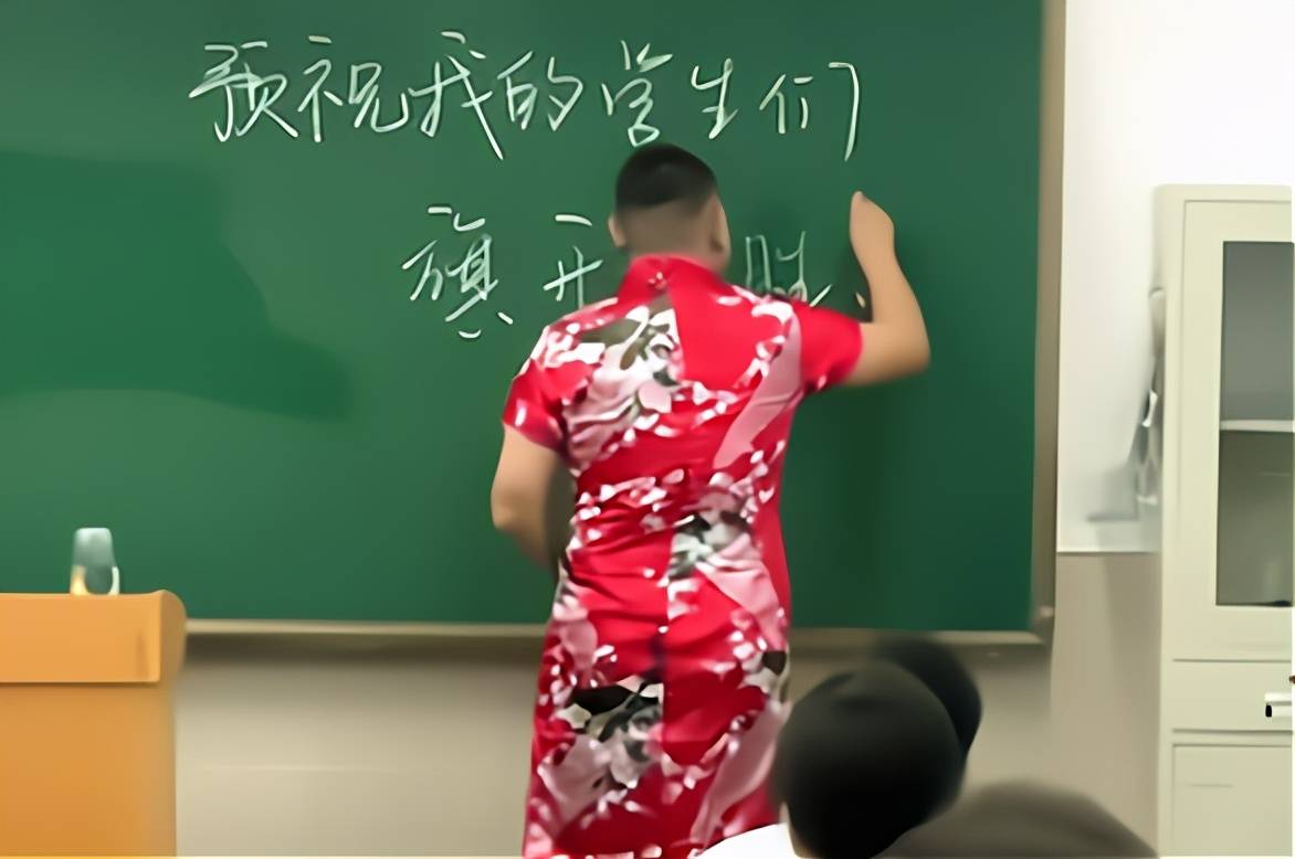 高三男老师穿旗袍走红,意外艳压女老师,画面太美简直不敢直视