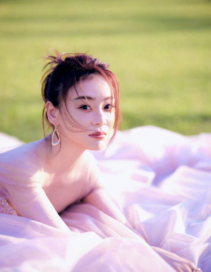 袁姗姗穿粉色公主纱裙秀直角肩双眸动人超温柔