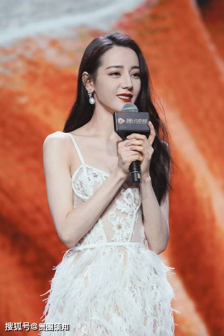 迪丽热巴一袭白色羽毛裙闪耀全场,举手投足间皆是美丽风情