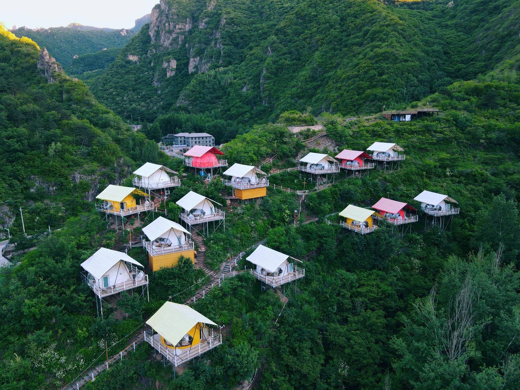 自驾雾灵山登燕山最高峰住网红泡泡屋