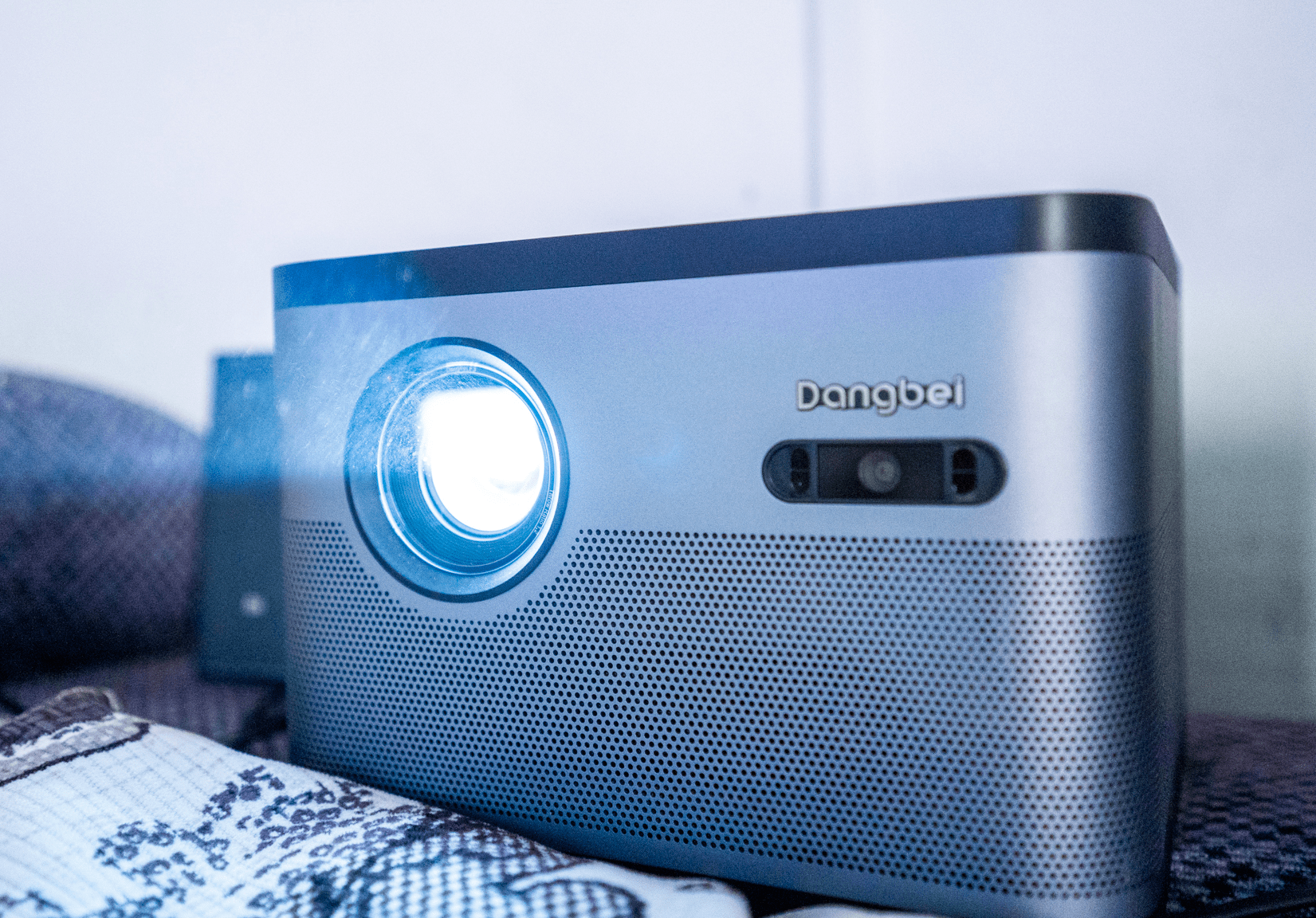 大屏观影才叫爽当贝f3投影仪体验测评超高性价比旗舰投影机