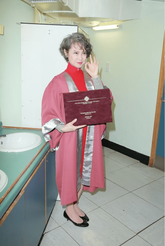 萧芳芳活出了女人该有的样子,70多岁还这么优雅,头发花白也挺美