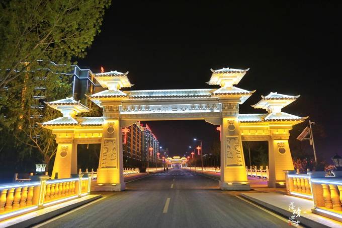 原创河北邯郸有一座白沙村,入选中国名村,成为一处景区,夜色好梦幻