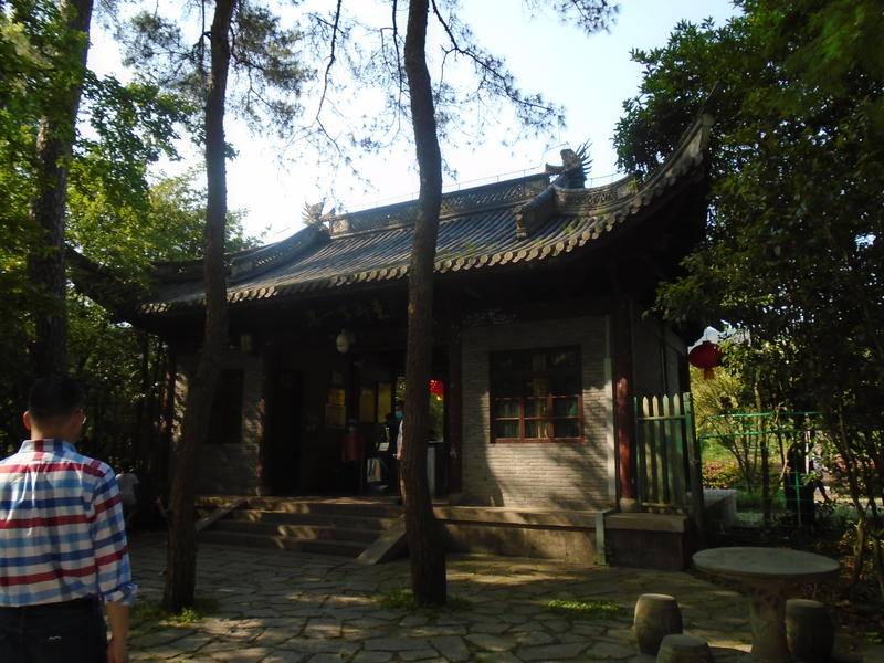 妙高台又名"妙高峰",或"天柱峰"雪窦山弥勒大佛