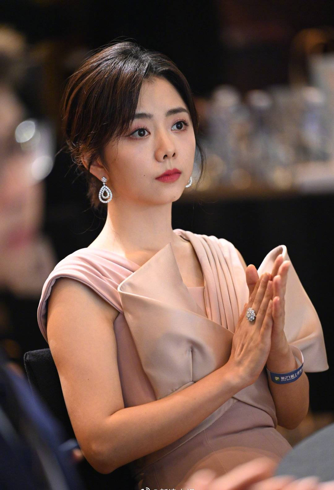 谭松韵现身白玉兰奖提名酒会 穿粉色礼服娴静优雅