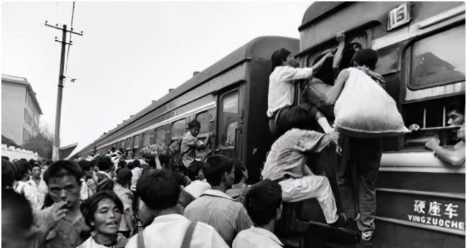 火车站候车室惊现睡觉哥 5d8825549b2f452caecb230ae109eda8.jpeg