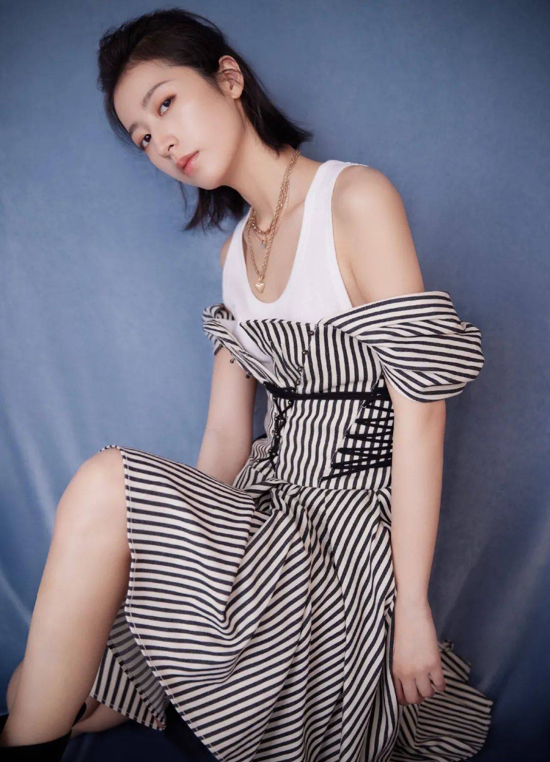 周雨彤的白色挂脖裙条纹的混搭裙减龄效果很足