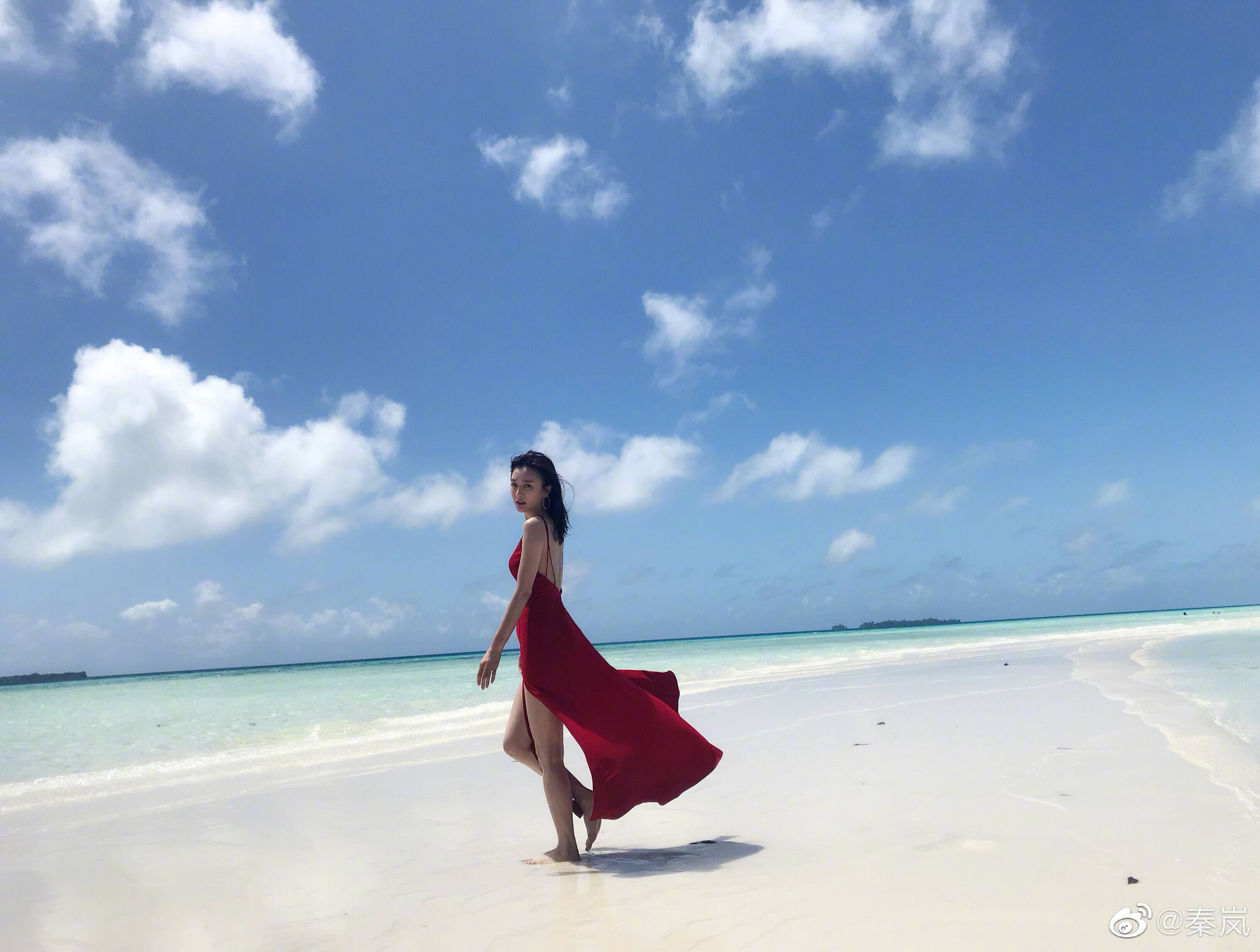 秦岚穿露背红裙沙滩热舞 肤如凝脂美腿修长白皙