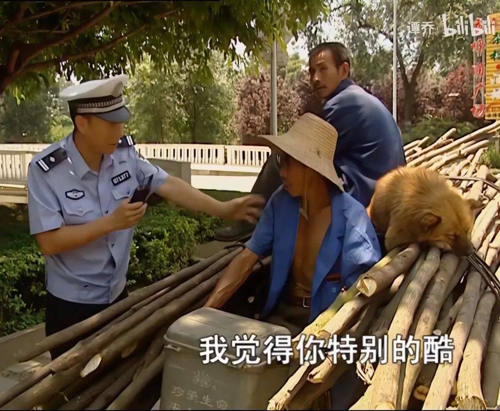 大爷一听乐了,说自己也觉得特别帅气.他指的是大爷的墨镜.