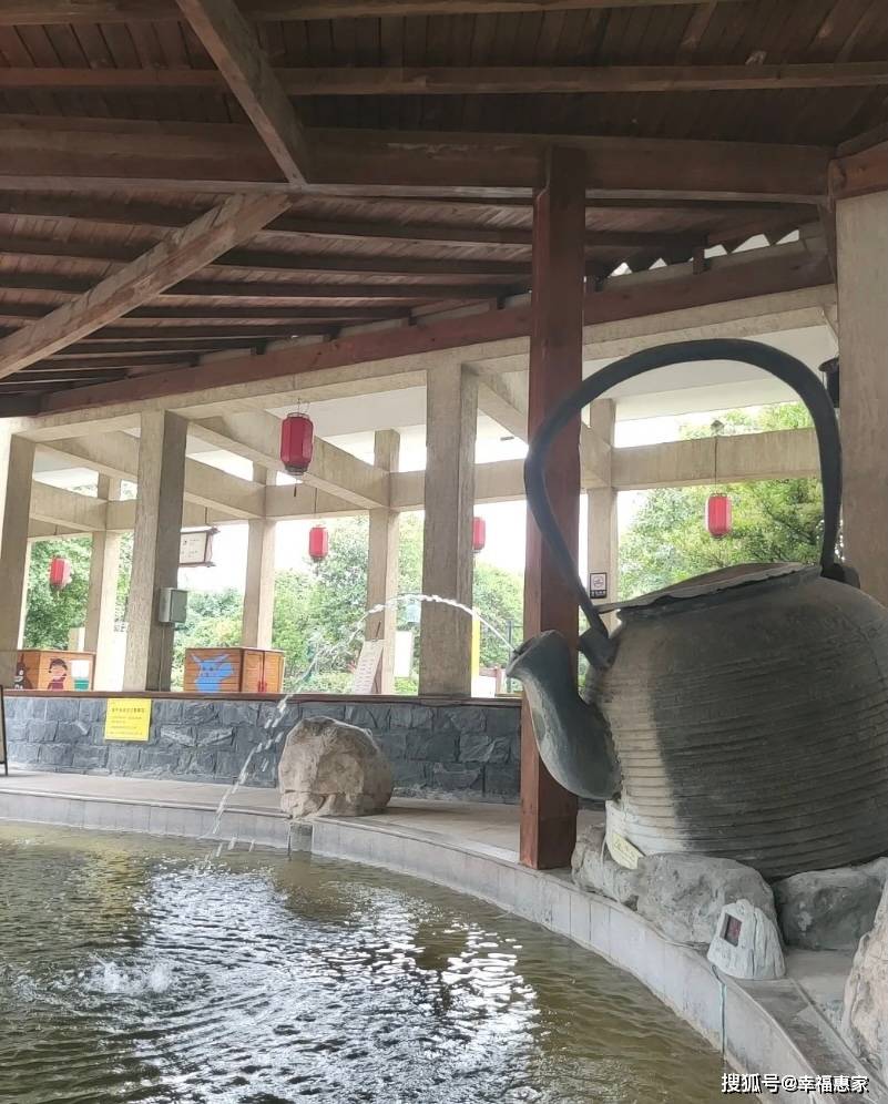 大秦温泉养身苑在上天台遗址,环境优雅大气,温泉所在的御汤宫在整个