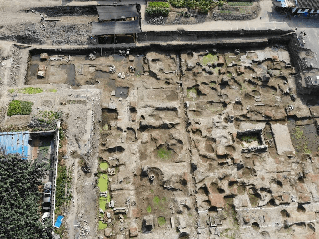 1/ 12 南宋皇宫"德寿宫"遗址约6000平方米,位于杭州城南.