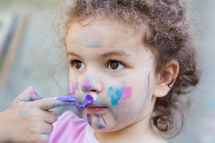原创小女孩化妆技术惊艳众人网友活了这么久我竟还不如一个孩子