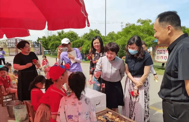 齐鲁名园长靳秀贞走进峨山镇中心幼儿园现场指导