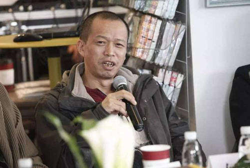 《庄子》寓言场景,将自己的一只手浇灌于水泥之中一天,名为《抱柱之信