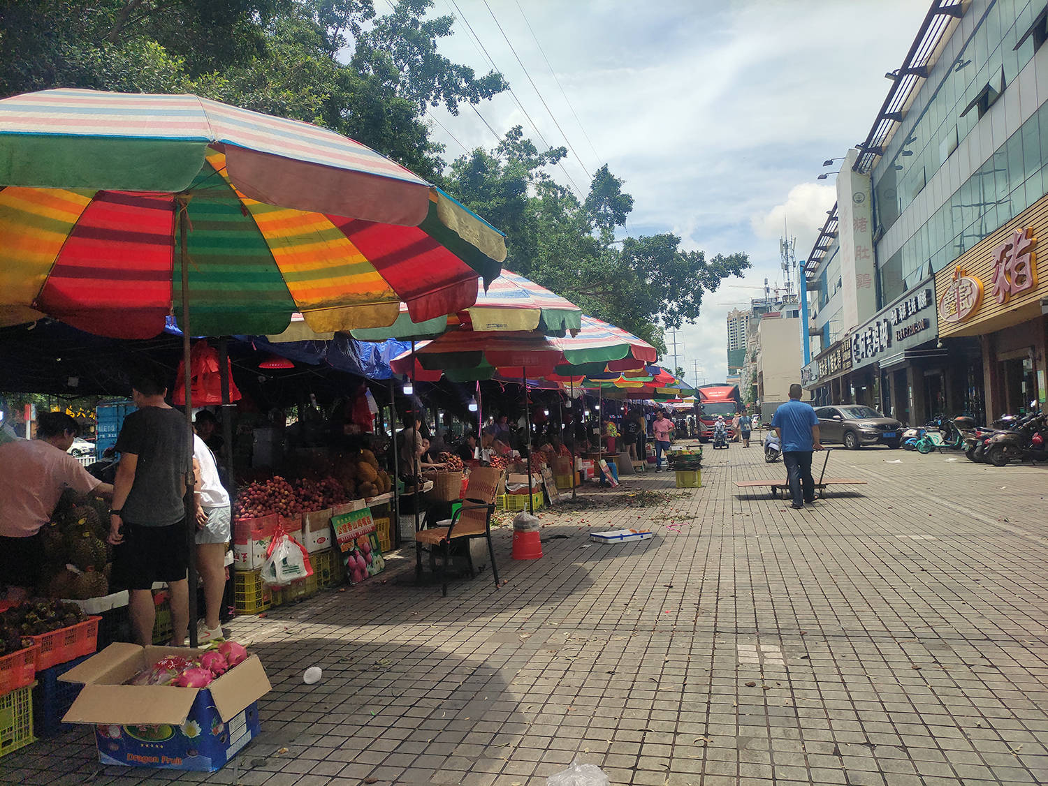 目前北海水果市场已经贴出告示,市场的停车场从6月6日开始停止对外