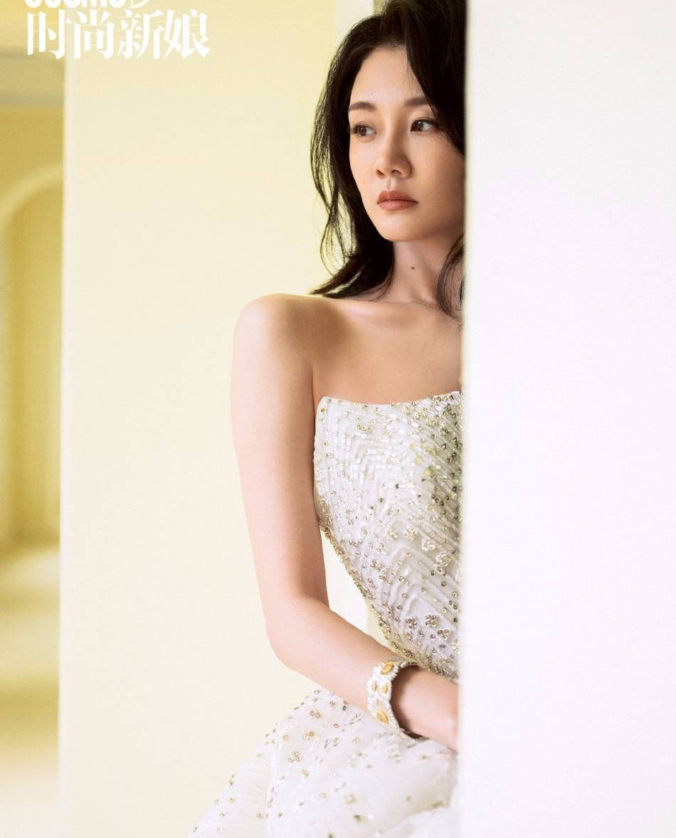 苗苗产后拍写真大片秀纤腰美背气质沉静优雅大方