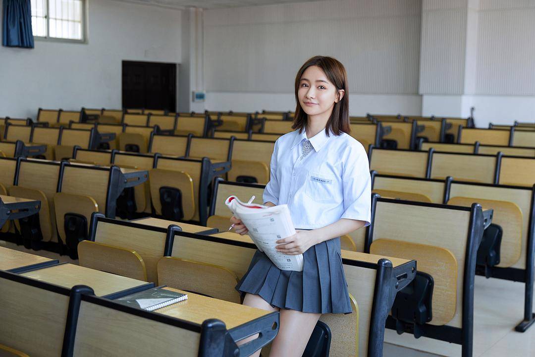 原创miss发布"远古视频"!短发小白裙让老粉激动:你是几代人的青春