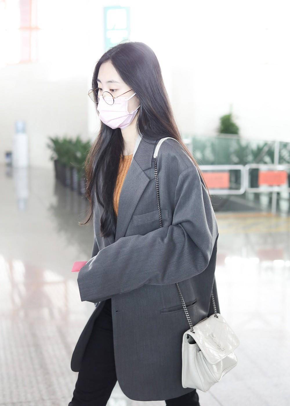 张碧晨现身机场又瘦了,穿西装偏偏选"大一号",身材撑不起挺尬