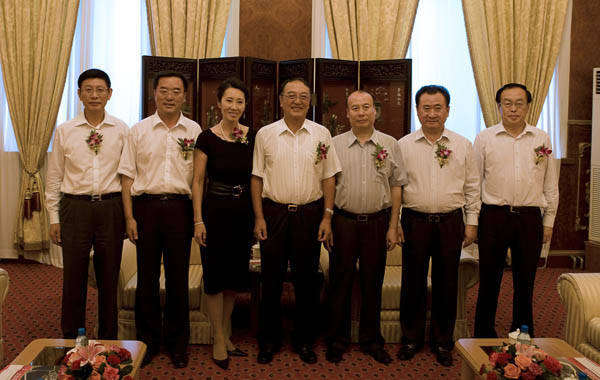 大连首富诞生了,帮兄弟顶2百亿亏损项目,20多亿盖古堡送老婆