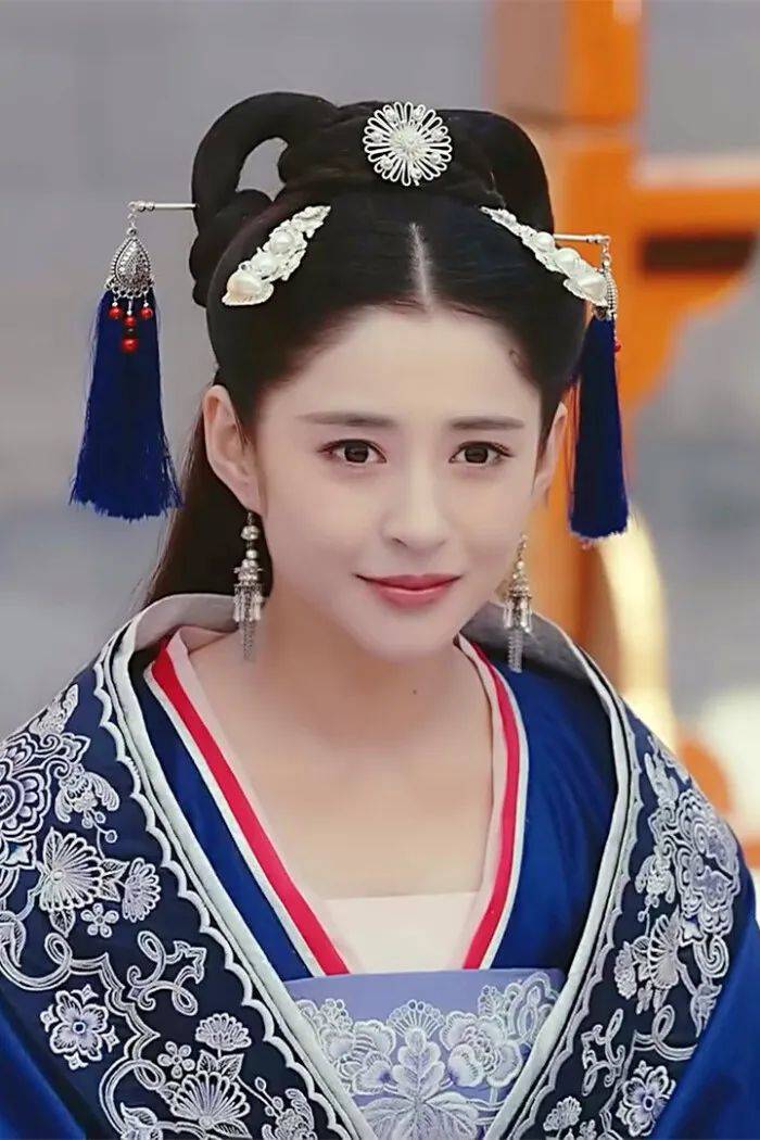 演员李心艾现身小吃街,为减肥只买一个饼,减脂6个月仍未见效果!