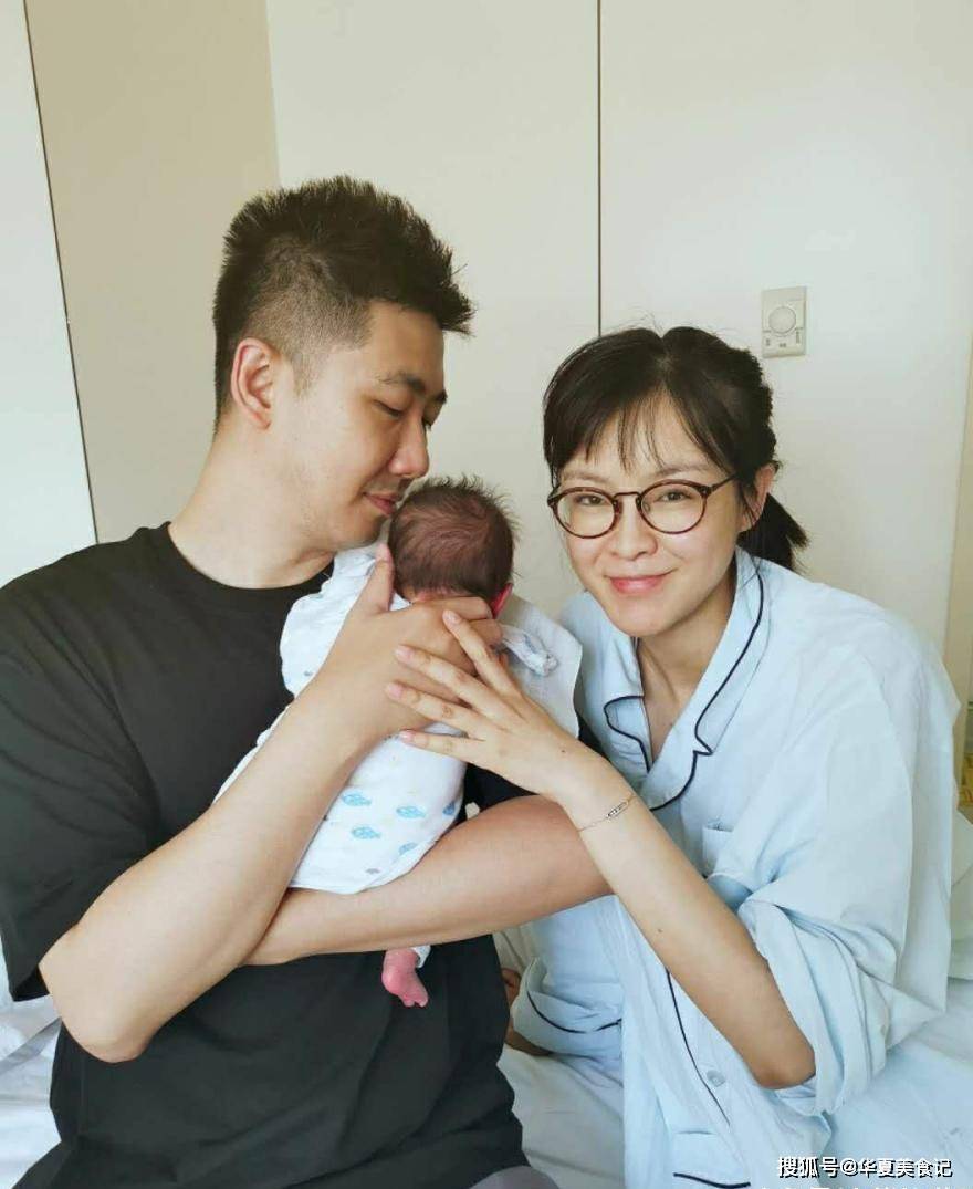 产后48天,40岁李艾就敢穿黑色抹胸比基尼,腰身实在令人羡慕_张徐宁