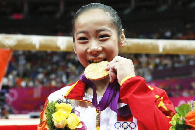 不到1米4的中国体操队长:21岁二次发育,如今如整容般美艳动人_邓琳琳