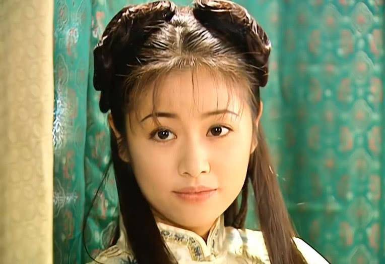 原创还珠格格:同样是格格,为何小燕子头花的颜色和紫薇的不一样