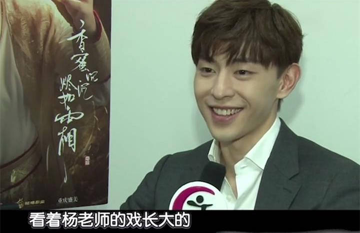 邓超与杨紫合影,并称看她的戏长大,身后大妈背包上的字戳中笑点!