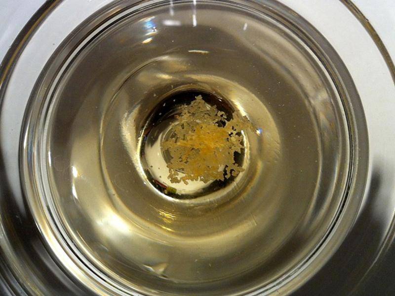 解惑|倒红酒时发现酒中有透明颗粒物,这难道是玻璃渣?_酒石酸