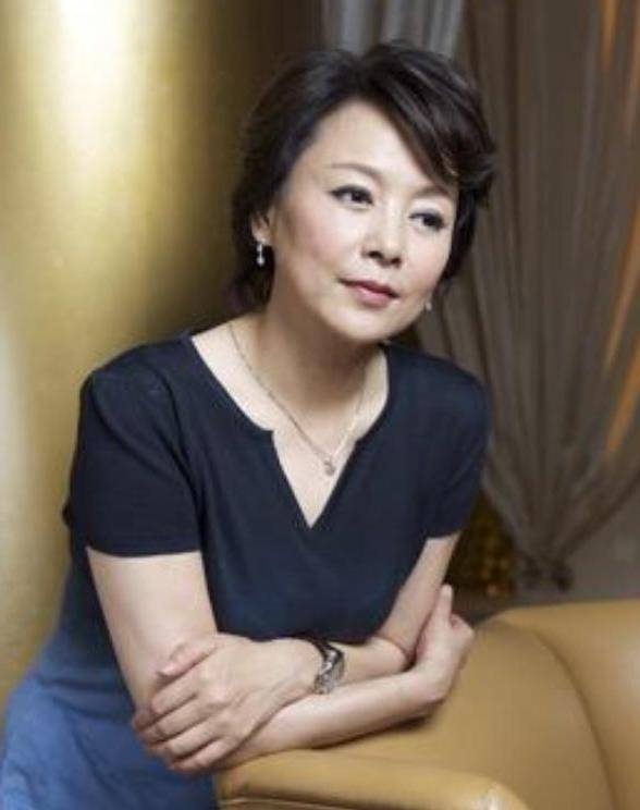 原创庐山恋女主张瑜23岁成名27岁嫁人63岁似36岁