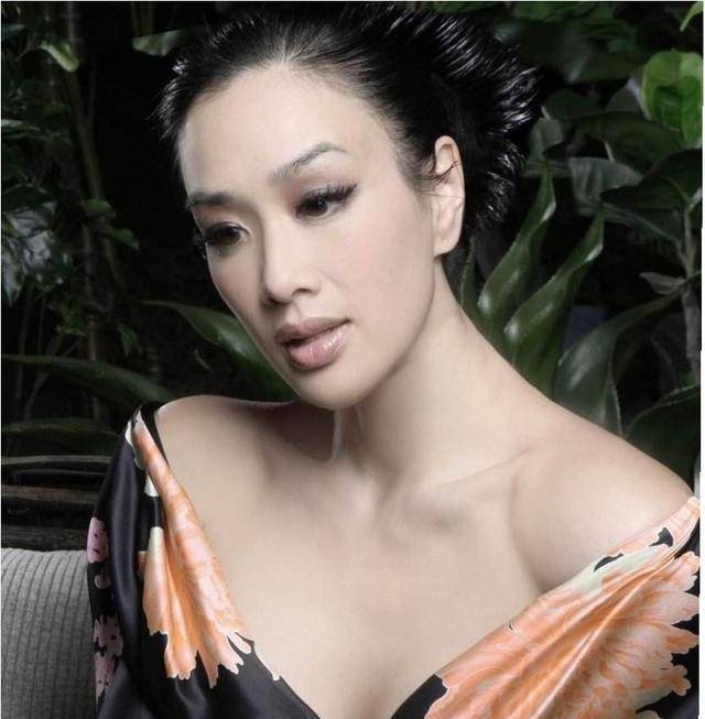 网络|钟丽缇瘦太多了，瓜子脸瘦成“锥子脸”，脸比女儿还要小